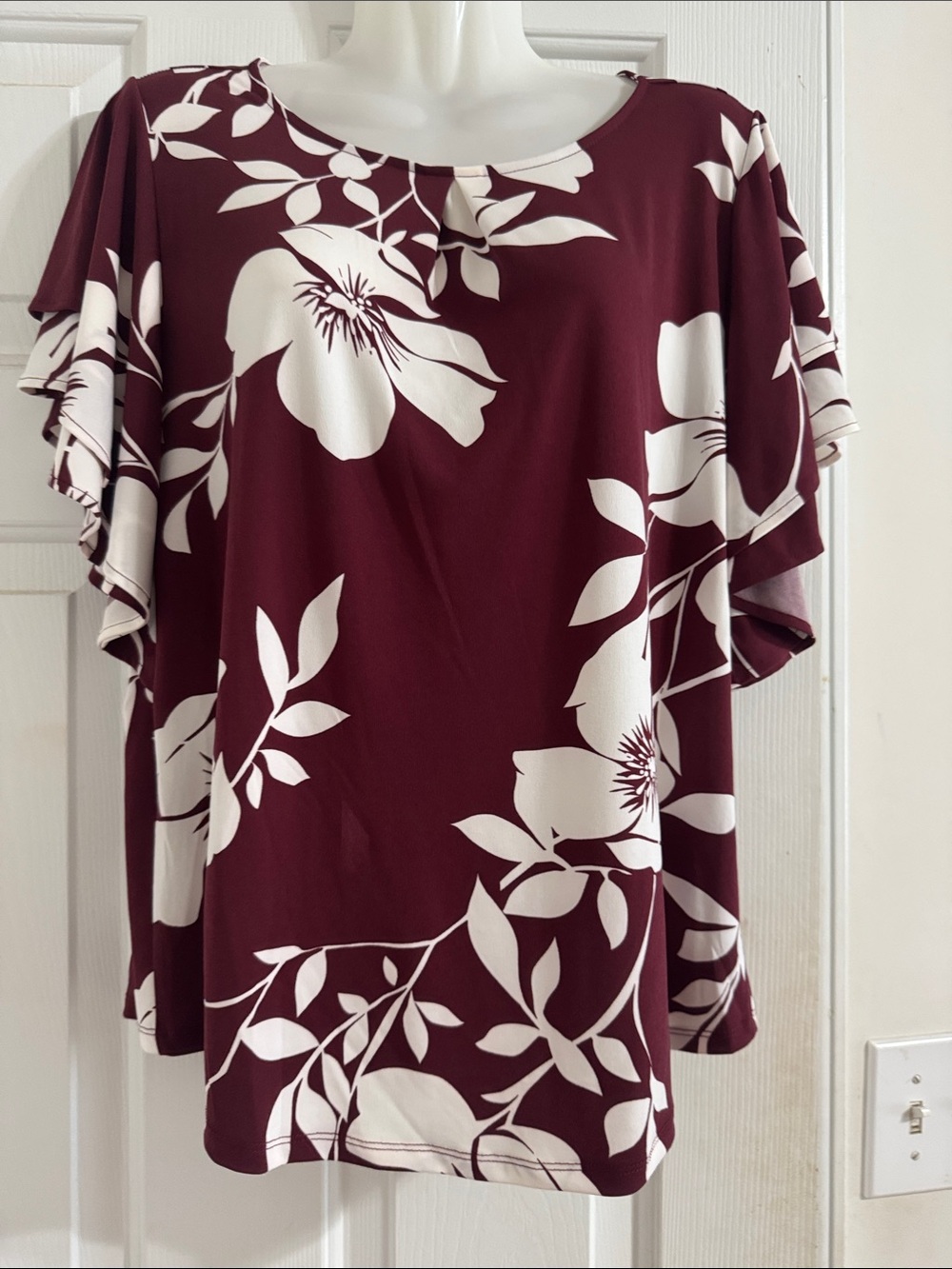 Liz Claiborne Maroon Floral Flutter Sleeve Blouse - Picture 4 of 8